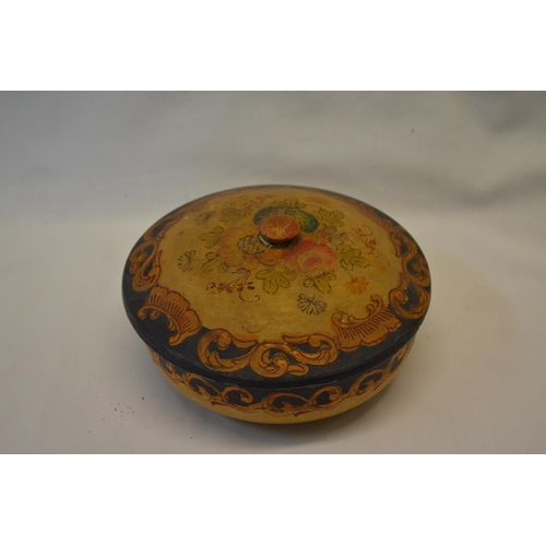 122 - CIRCULAR JAPANESE PAPIER MACHE BOX WITH FLORAL DECORATION