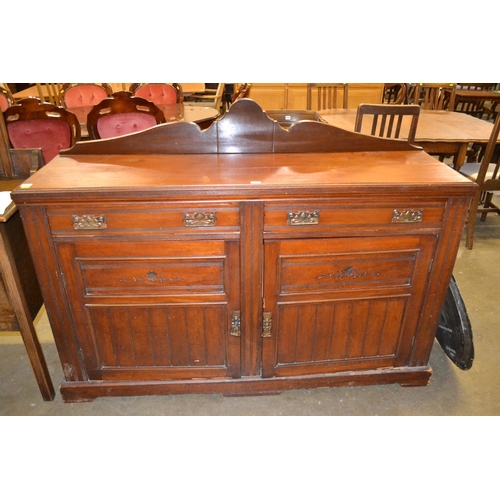 717 - EDWARDIAN MAHOGANY SIDEBOARD FITTED 2 DRAWERS AND CUPBOARDS UNDER