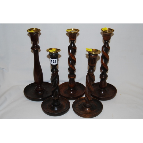 121 - 2 PAIRS OF VINTAGE OAK BARLEYTWIST CANDLSTICKS AND 1 TURNED WOOD CANDLESTICK (ALL WITH BRASS SCONCES... 