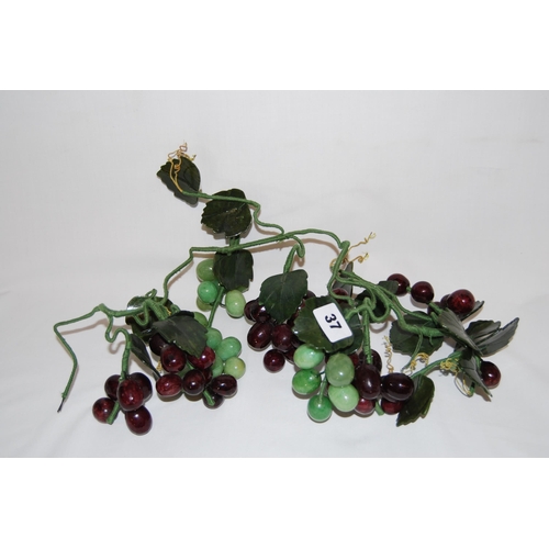 37 - RETRO VINE LEAF AND GRAPES SHOP DISPLAY ACCESSORY