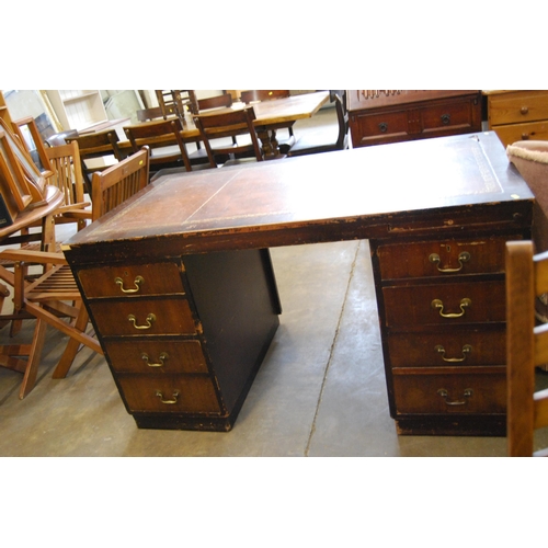 583 - MAHOGANY KNEEHOLE DESK FITTED 8 DRAWERS WITH TOOLED LEATHER TOP 137CM WIDTH X 76CM DEPTH X 77CM HIGH