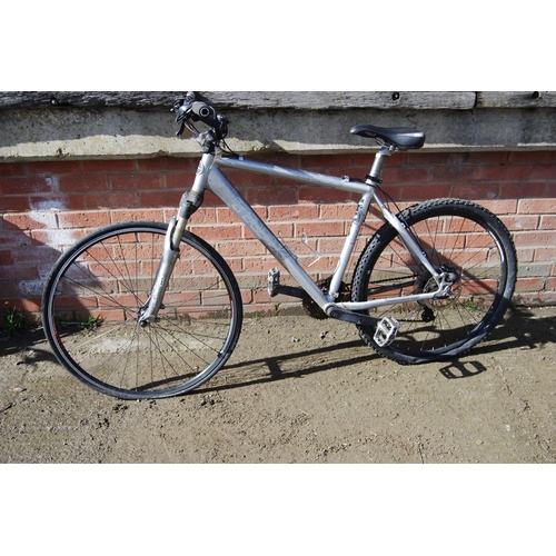 684 - TREK 4300 MOUNTAIN BIKE