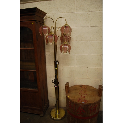 577 - MODERN BRASS FLOWER FLOOR LAMP WITH 5 FLOWER HEAD BRANCHES