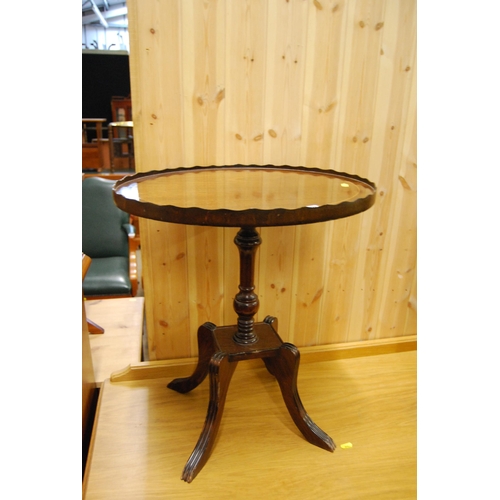 583 - REPRODUCTION OVAL INLAID MAHOGANY WINE TABLE WITH SHAPED GALLERY RIM ON QUADRUPLE BASE