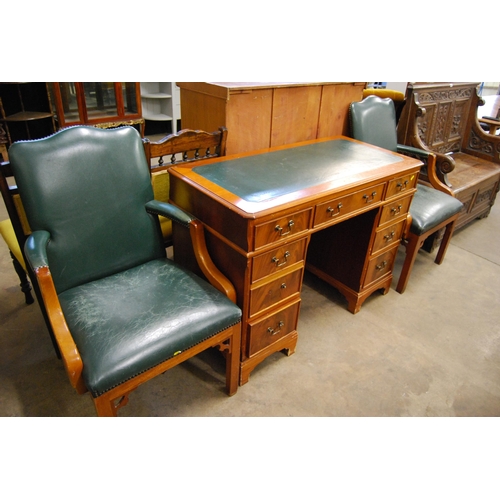 632 - REPRODUCTION MAHOGANY KNEEHOLE DESK FITTED 8 DRAWERS, GREEN LEATHER TOP AND PAIR OF MATCHING OPEN AR... 