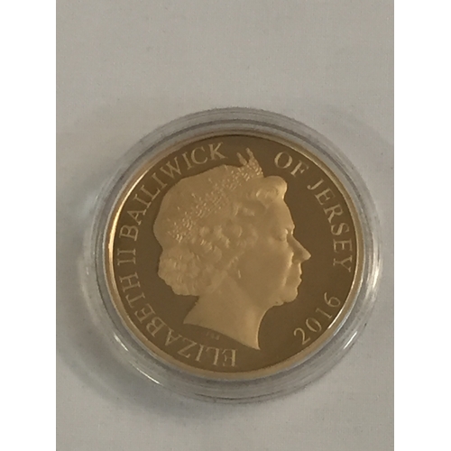 26 - 2016 JERSEY LEST WE FORGET POPPY 5 POUNDS GOLD COIN, OBVERSE BY IAN RANK-BROADLEY, 39.94g, PROOF, 21... 