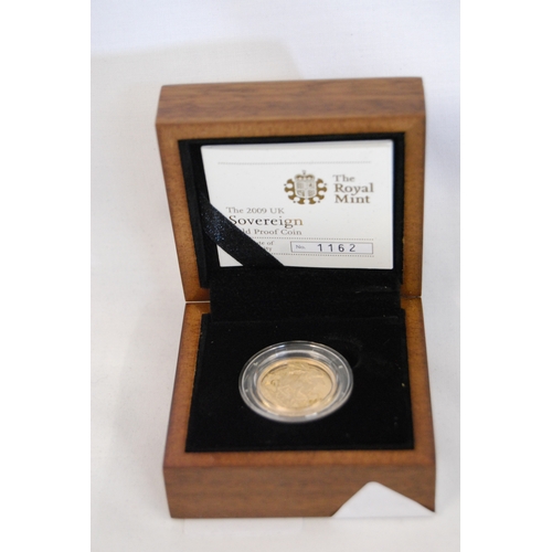 39 - 2009 UK GOLD SOVEREIGN, REVERSE BY BENEDETTO PISTRUCCI, OBVERSE BY IAN RANK-BROADLEY, LIMITED EDITIO... 