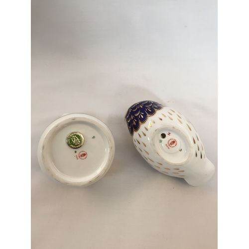 55 - ROYAL CROWN DERBY IMARI BONE CHINA FROG PAPERWEIGHT AND OWL PAPERWEIGHT