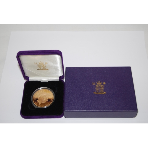 11 - 2006 HER MAJESTY QUEEN ELIZABETH II UK 80TH BIRTHDAY 22CT GOLD £5 COIN, 39.94g (No. 288 of 2750)