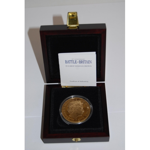 15 - 2010 70th ANNIVERSARY BATTLE OF BRITAIN 22CT GOLD GUERNSEY PROOF £5 COIN, 39.94g (LIMITED TO 195)