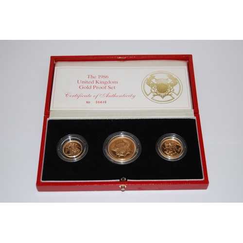 3 - THE 1986 UNITED KINGDOM 3 COIN 22CT GOLD PROOF SET COMPRISING 2 POUNDS (15.98g), SOVEREIGN (7.98g) A... 