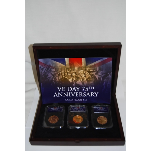 31 - VE DAY 75TH ANNIVERSARY 3 COIN GOLD PROOF SET UK 22CT COMPRISING 1995 GOLD £2, 2005 GOLD £2, 2020 GO... 