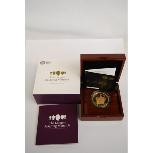 43 - 2015 QUEEN ELIZABETH II LONGEST REIGNING MONARCH GUERNSEY PROOF 916/1000 GOLD £5 COIN (No 22 OF 15) ... 