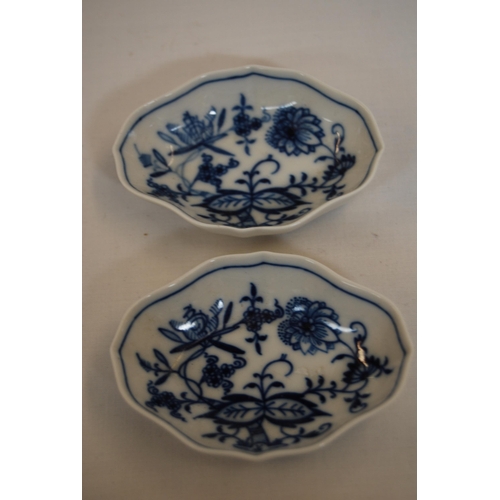 54 - PAIR OF 19TH CENTURY MEISSEN OVAL BLUE AND WHITE ONION PATTERN SALT DISHES (8CM X 6CM)