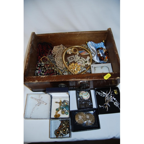 20 - DRAWER OF JEWELLERY