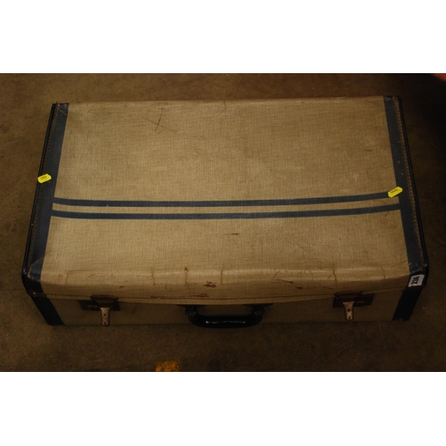 236 - VINTAGE SUITCASE