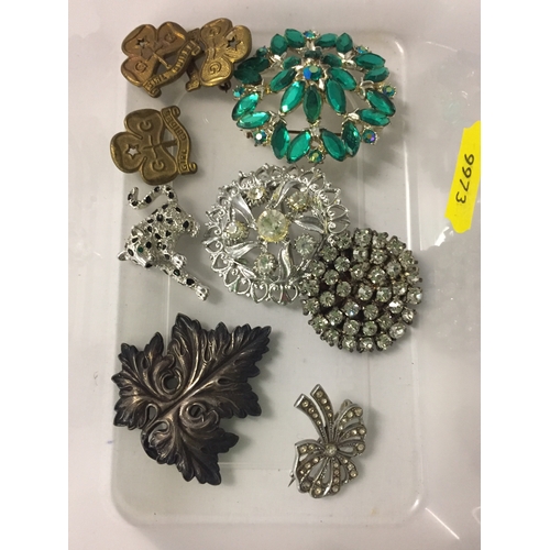 25 - QUANTITY OF COSTUME BROOCHES