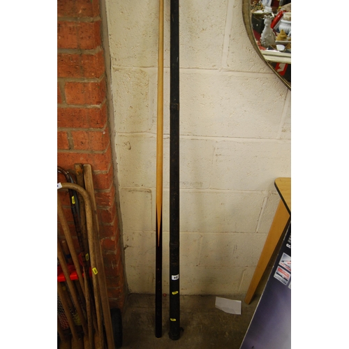 24 - TOLEWARE SNOOKER CUE CASE