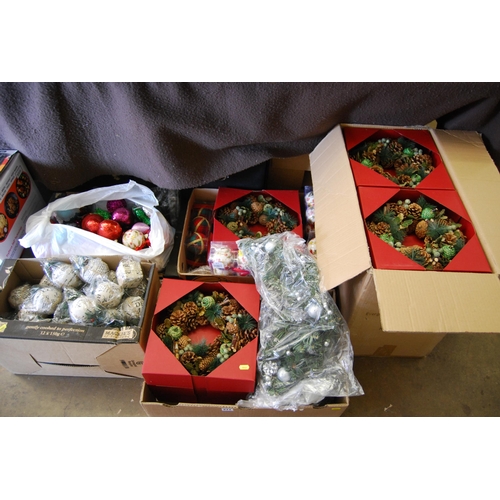 271 - QUANTITY OF CHRISTMAS DECORATIONS