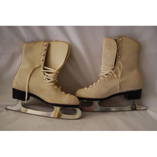 274 - PAIR OF NEW RETRO ICE SKATES, SIZE 6