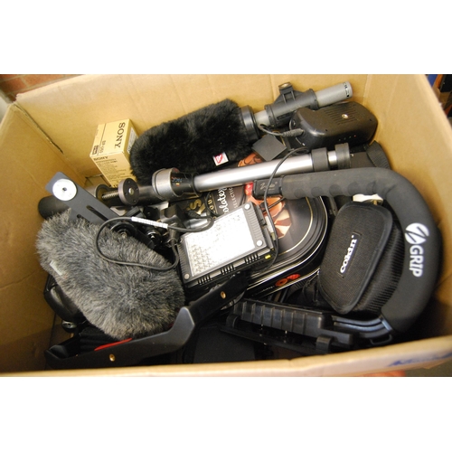 466 - BOX CONTAINING CAMERA FILTERS, STEP UP RINGS, BATTERIES, CANON LENS TELE CONVERTER, VIDEO LIGHT, BEY... 