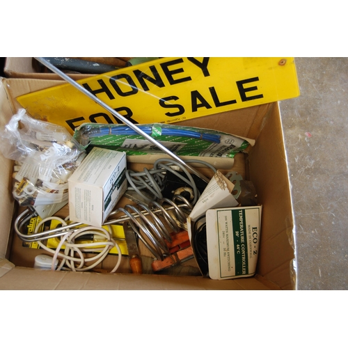 478 - QUANTITY OF BEEKEEPERS EQUIPMENT AND HONEY FOR SALE SIGN