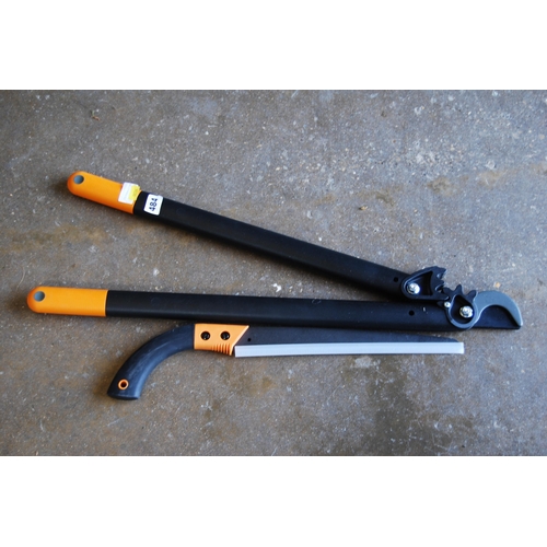 484 - FISKARS L78 LARGE POWERGEAR BYPASS LONG ARM PRUNTERS AND FISKARS PT33 PRUNING PULL SAW P2200202398