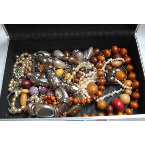 6 - CASE OF JEWELLERY