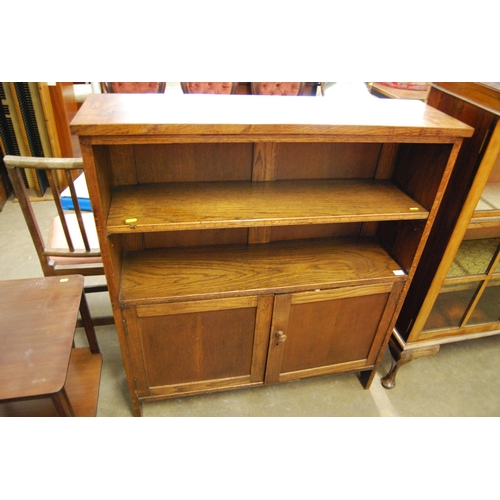 600 - VINTAGE OAK BOOKCASE / CUPBOARD