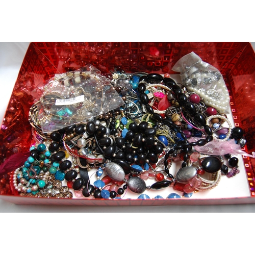 7 - CASE OF JEWELLERY