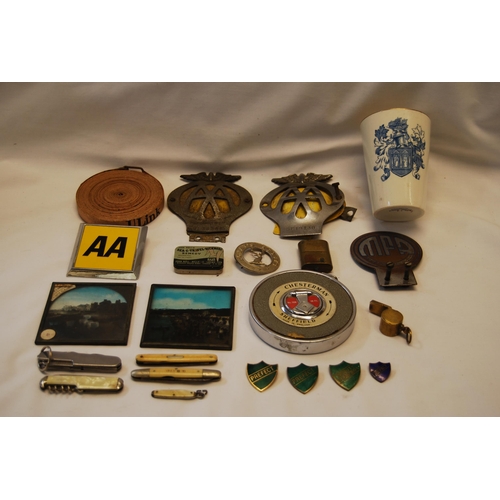 127 - QUANTITY OF MISCELLANEOUS ITEMS INCLUDING MPA CAR BADGE, 2 AA CAR BADGES, WEDGWOOD 