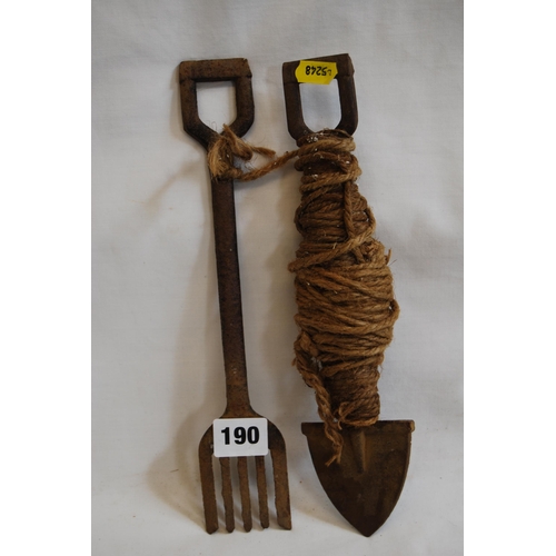 190 - METAL GARDEN LINE IN FORM OF GARDEN SPADE & FORK, STRING LINE