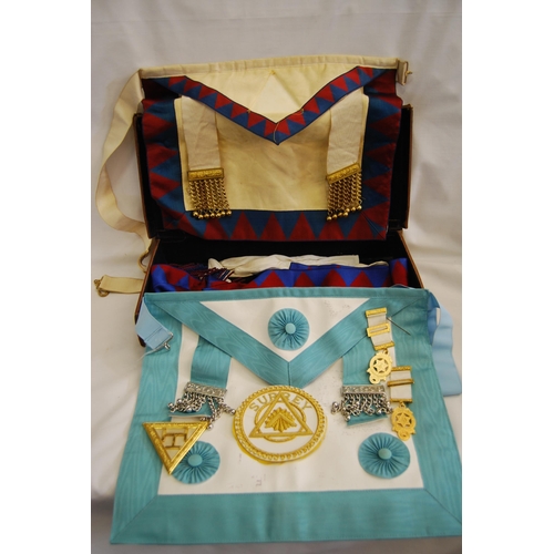 199 - J FREEMANTLE & SON FREEMASONS CASE CONTAINING 2 APRONS, JEWELS, GLOVES, ETC