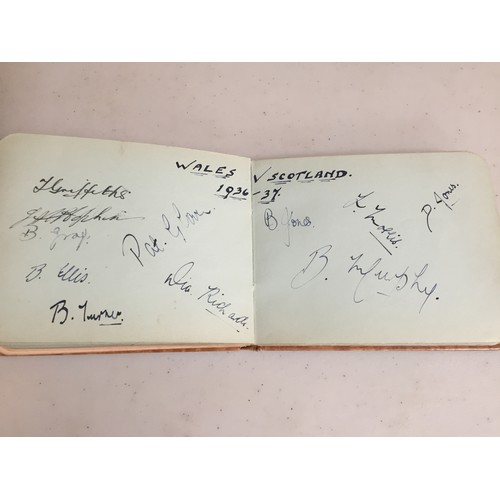 378 - AUTOGRAPH ALBUM CONTAINING AUTOGRAPHS OF SCOTLAND v IRELAND 1936 - 1937, SCOTLAND v GERMANY 1936 - 1... 