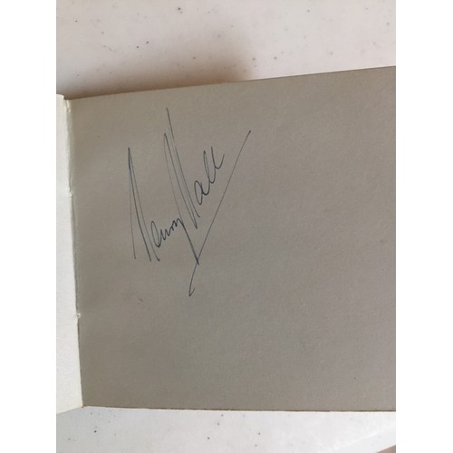 378 - AUTOGRAPH ALBUM CONTAINING AUTOGRAPHS OF SCOTLAND v IRELAND 1936 - 1937, SCOTLAND v GERMANY 1936 - 1... 