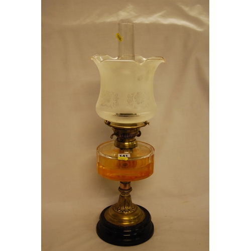 141 - VICTORIAN BRASS OIL LAMP WITH CLEAR GLASS RESERVOIR & ETCHED SHADE