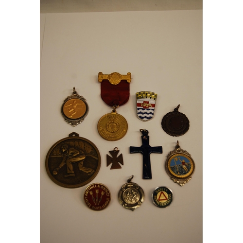 386 - QUANTITY OF ENAMEL BADGES & MEDALS INCLUDING BOYS LIFE BRIGADE MEDAL, SPORTING BADGES FOR FOOTBALL, ... 