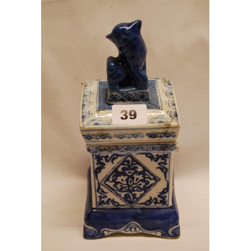 39 - SQUARE BLUE & WHITE CHINESE TEA CADDY WITH LID SURMOUNTED KAOLIN (22CM)