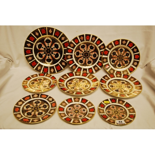 44 - 9 ROYAL CROWN DERBY IMARI PATTERN PLATES OF VARYING SIZES