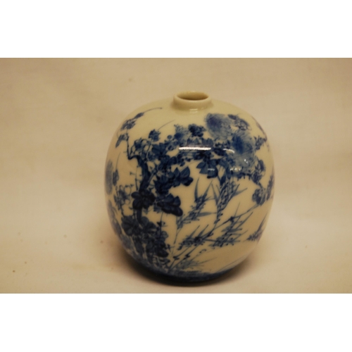 48 - BLUE & WHITE CHINESE BULBOUS BUD VASE DECORATED FLOWERS (10CM)