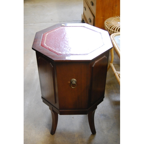 565 - REPRODUCTION MAHOGANY OCTAGONAL DRINKS STAND WITH TOOLED LEATHER TOP