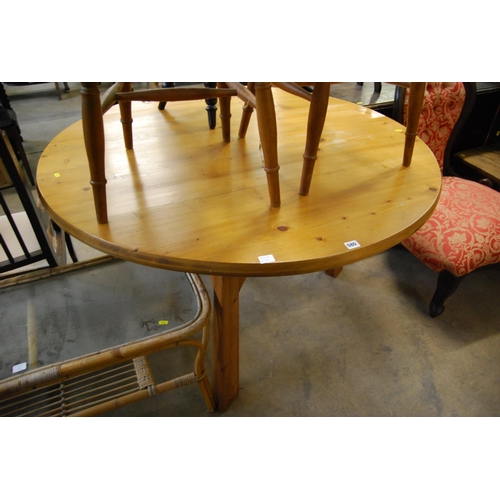 580 - CIRCULAR PINE BREAKFAST TABLE ON 3 SQUARE SUPPORTS 125cm X 125cm X 77cm