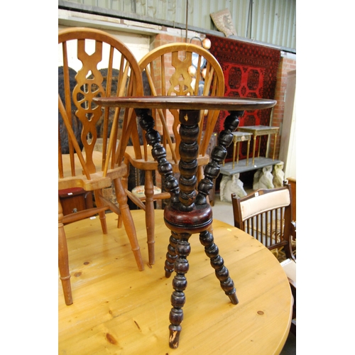 602 - 19TH CENTURY CIRCULAR MAHOGANY TRAY TOP GYPSY TABLE ON TURNED SUPPORTS