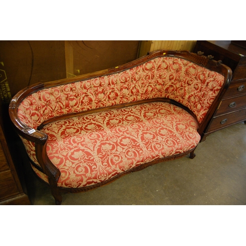 656 - LATE VICTORIAN CARVED MAHOGANY SALON COUCH WITH TAPERING BUTTON BACK, ACANTHUS DECORATION 160cm (W),... 