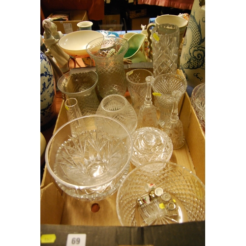 69 - QUANTITY OF CUT GLASS & LEAD CRYSTAL BOWLS & VASES, ETC