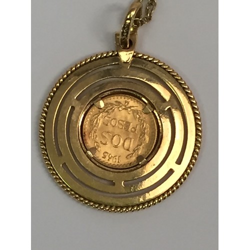 352 - 1945 MEXICAN GOLD DOS PESOS COIN SET IN 9ct GOLD MOUNT & CHAIN NECKLACE (9.5gm)