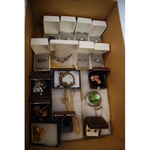 12 - QUANTITY OF MISCELLANEOUS JEWELLERY