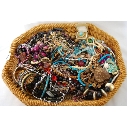 14 - QUANTITY OF MISCELLANEOUS JEWELLERY