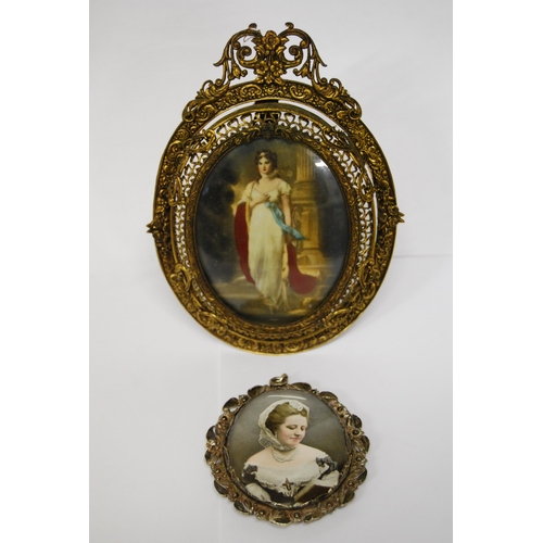 406 - OVAL MINATURE PORTRAIT PRINT OF LADY IN ORNATE ORMULU EASEL FRAME & PORTRAIT OF QUEEN VICTORIA IN WH... 