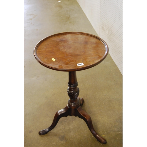 601 - GEORGIAN CIRCULAR MAHOGANY TRAY TOP WINE TABLE ON TURNED AND CARVED COLUMN, TRIPOD BASE